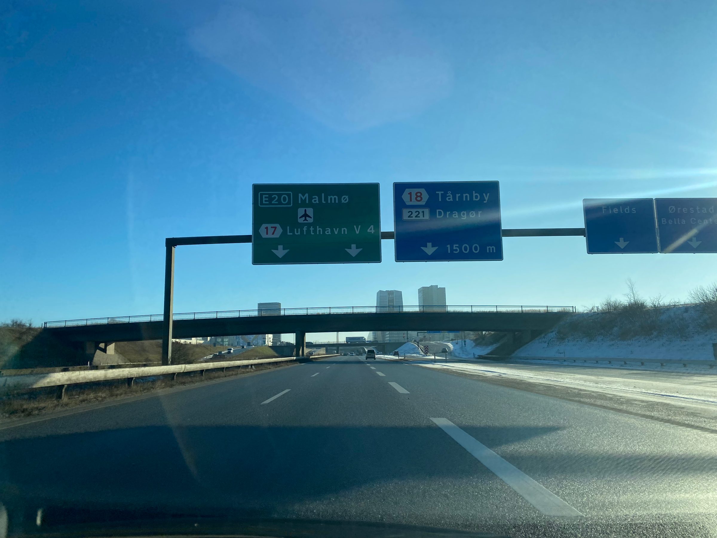 Auf der E20 in Kopenhagen weisen die Schilder nach Malmö und zum Flughafen Kastrup, die Anfahrt zur Öresundbrücke