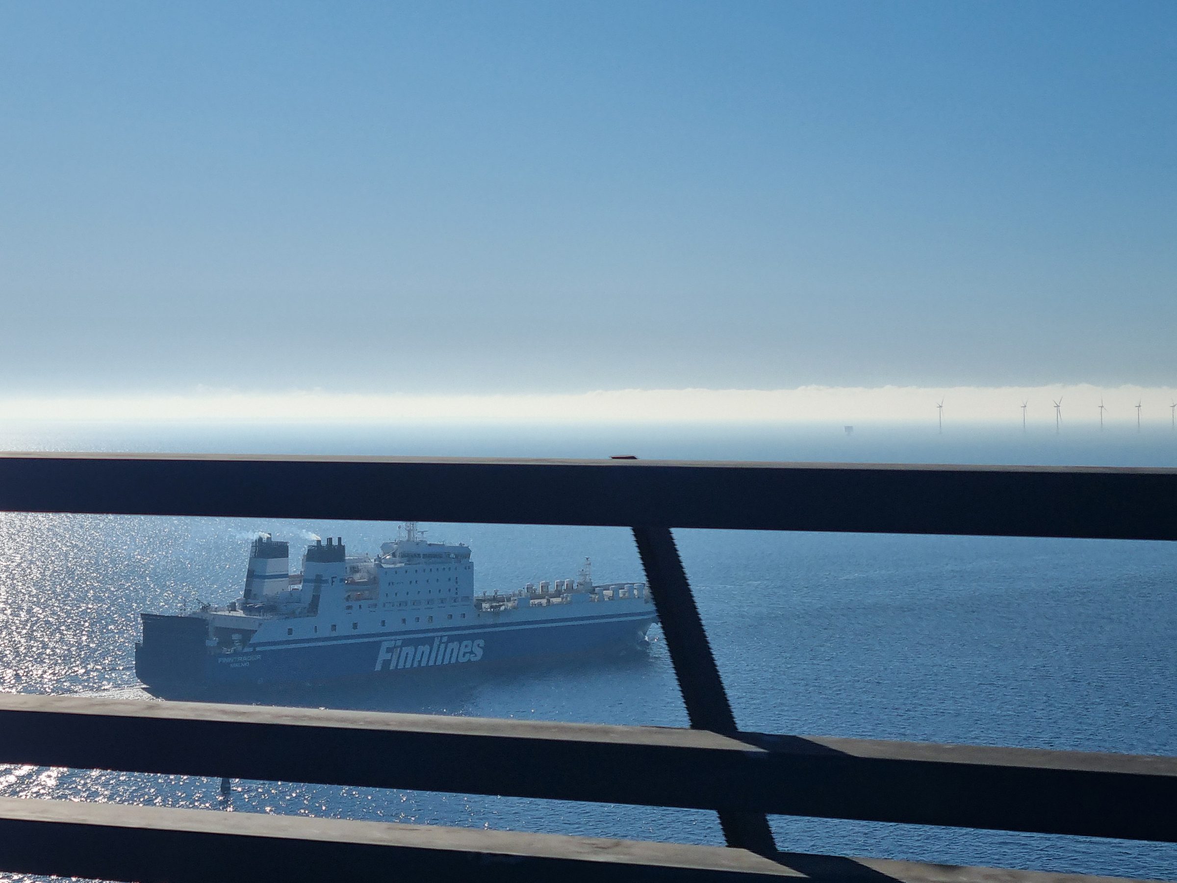 Blick von der Öresundbrücke auf eine Finnlines-Fähre und den Windpark Lillgrund