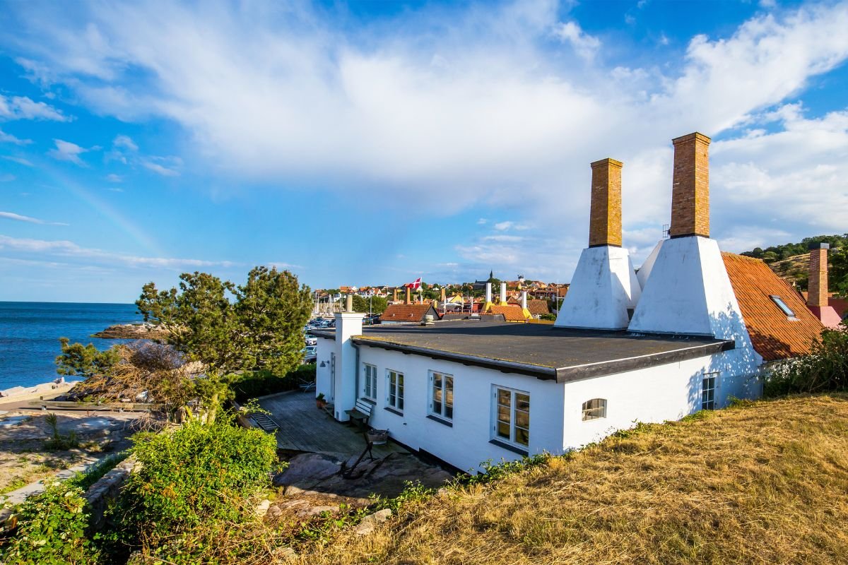 Eine Räucherei (Røgeri) mit weißen Schornsteinen auf Bornholm