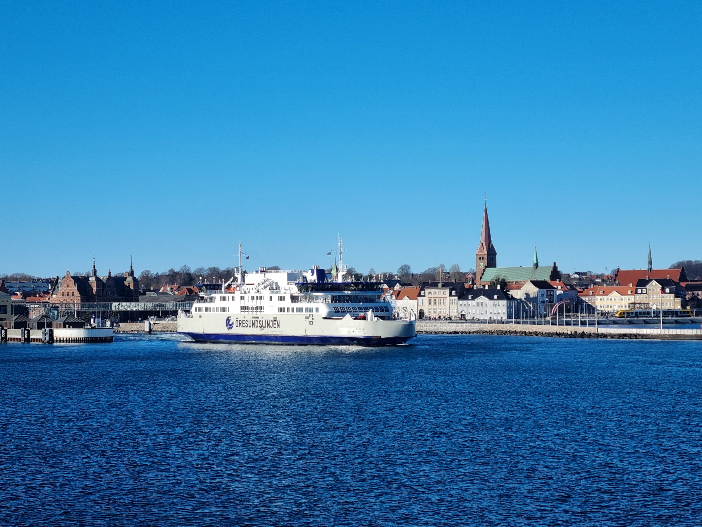 Die Fähre von Øresundslinjen läuft in den Hafen von Helsingør ein