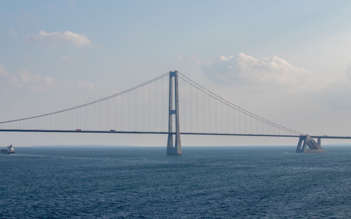 Die Hängebrücke der Große-Belt-Brücke mit einem Schiff auf dem Großen Belt