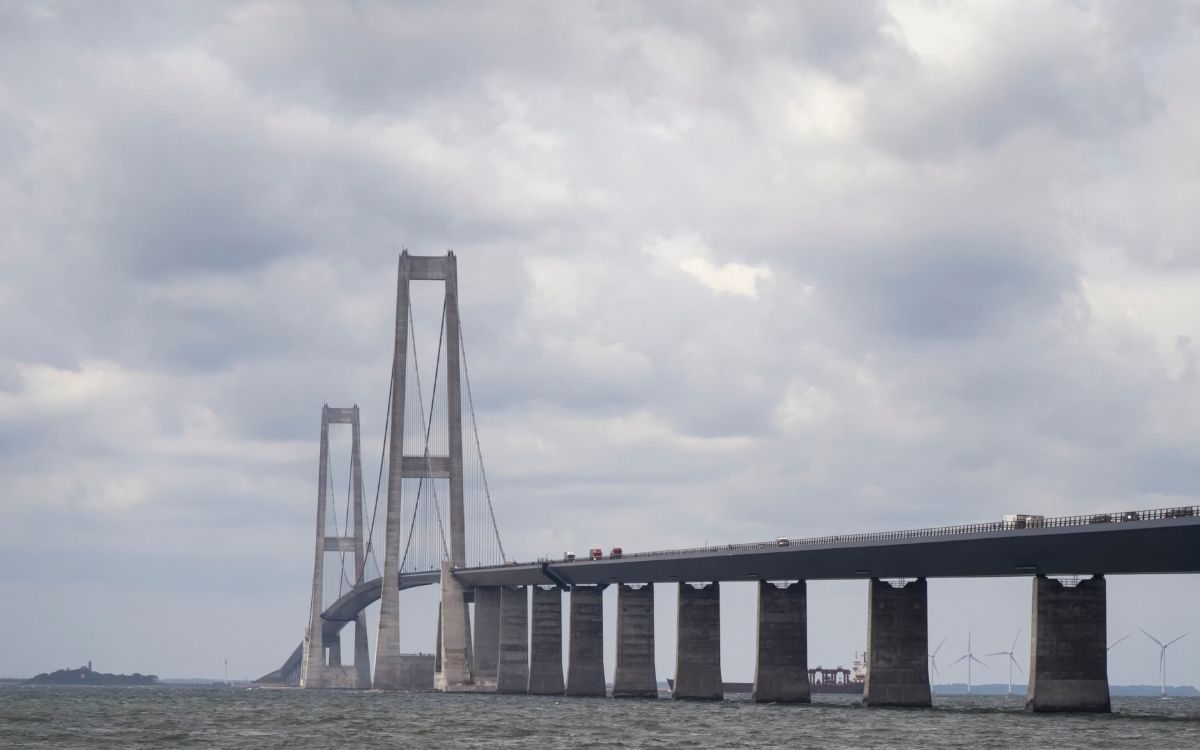 Die Große-Belt-Brücke mit Hängebrücke und Vorlandbrücken über dem Großen Belt