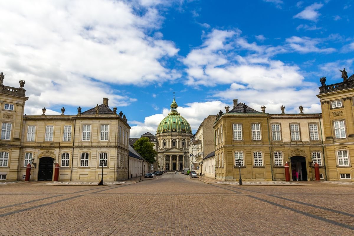 Der Schlossplatz von Amalienborg mit der Marmorkirche in Kopenhagen