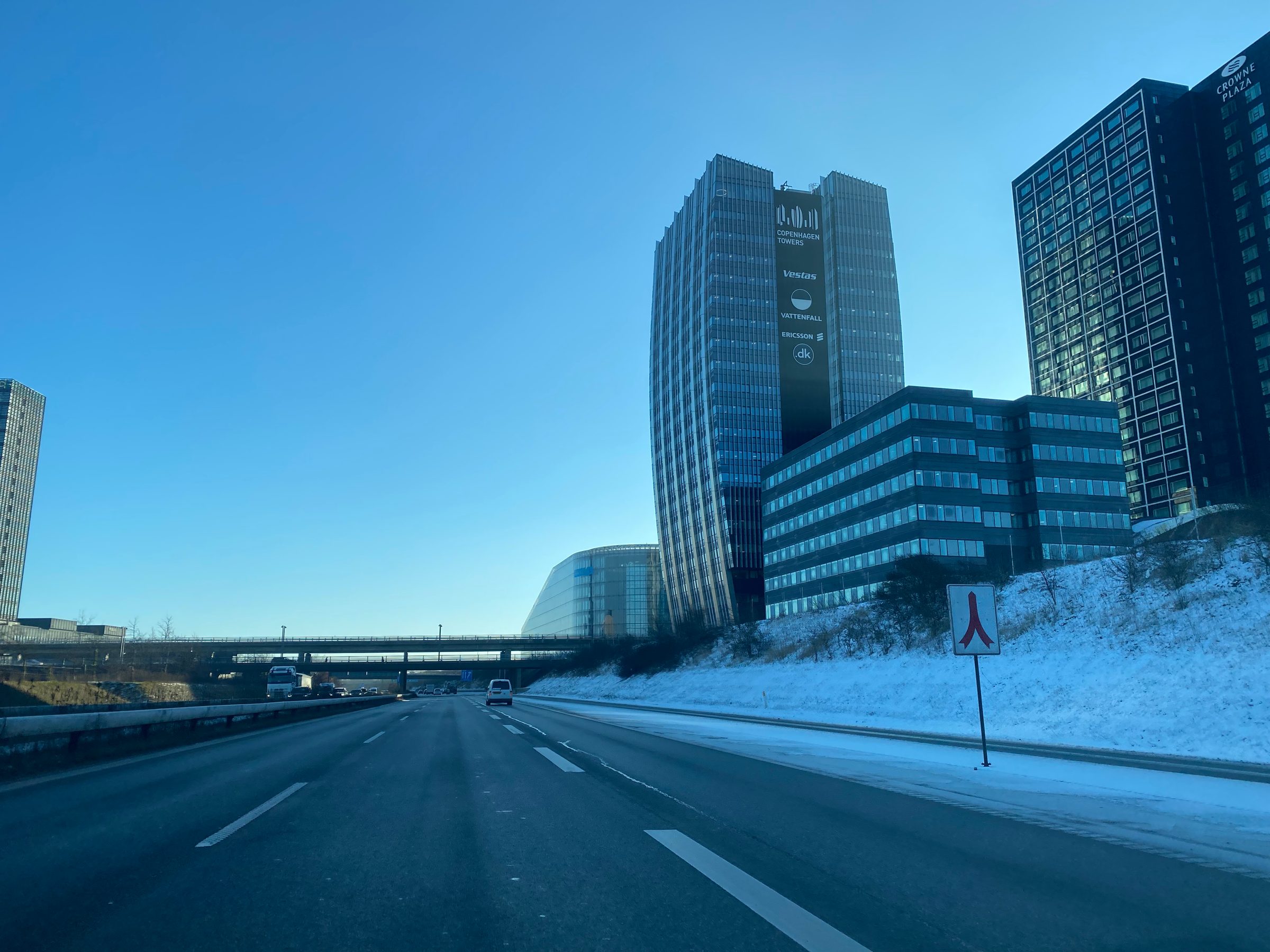 Die Bürotürme von Ørestad in Kopenhagen an der E20 auf dem Weg zur Öresundbrücke