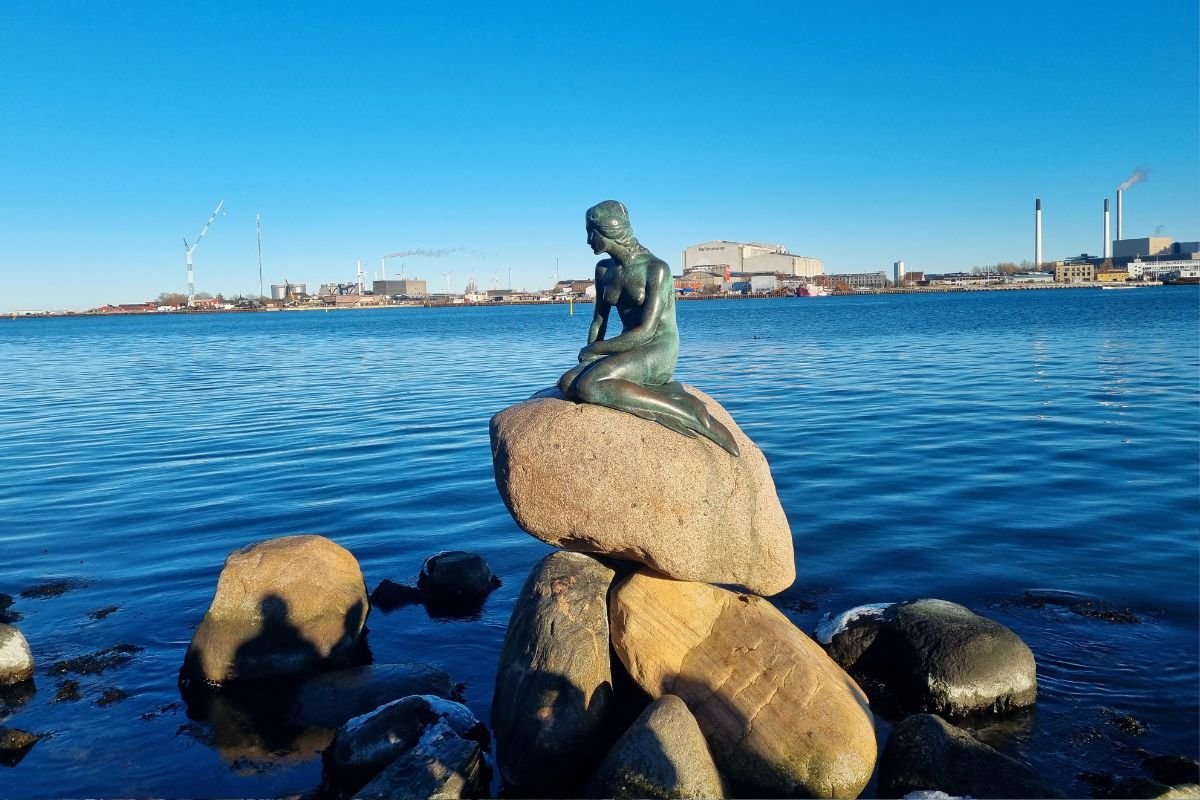 Die Statue der Kleinen Meerjungfrau im Hafen von Kopenhagen