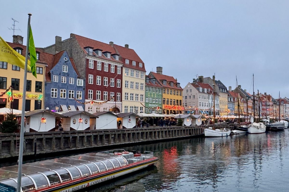 Bunte Häuser und Boote am Nyhavn in Kopenhagen