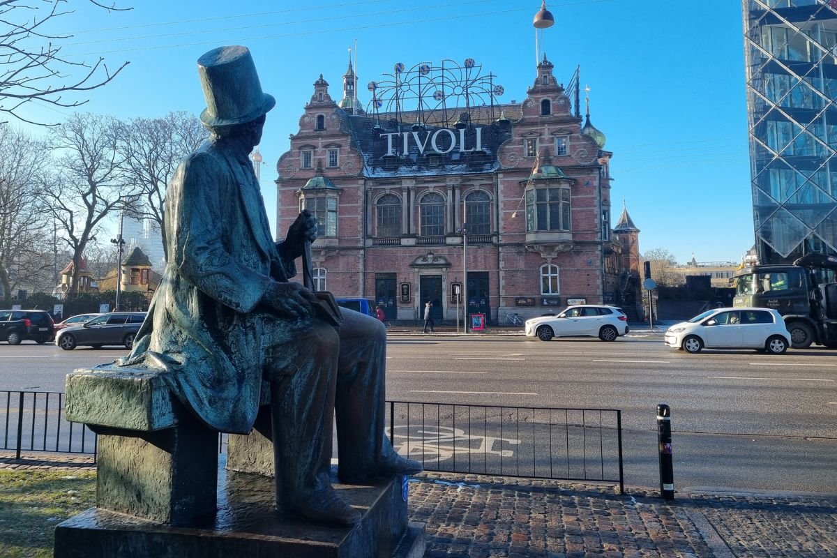 Eingang des Tivoli in Kopenhagen mit der Statue von Hans Christian Andersen