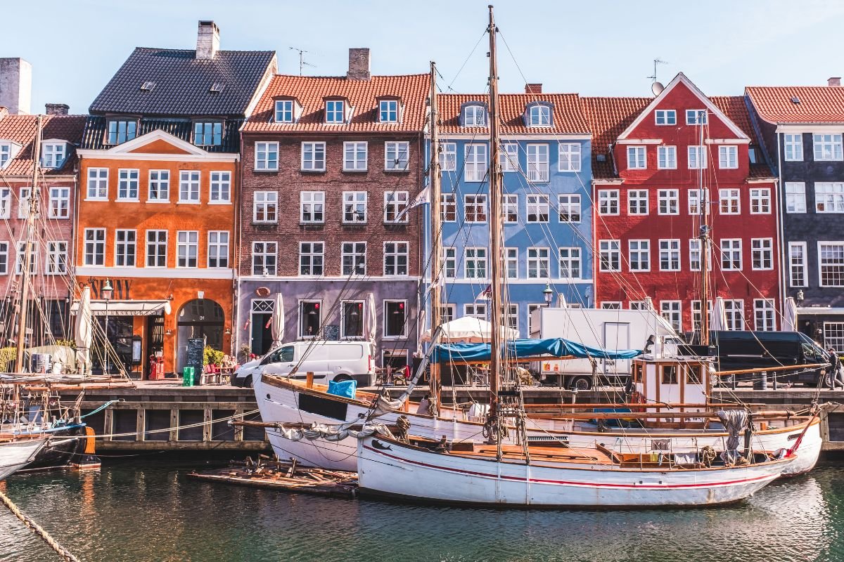 Der Nyhavn in Kopenhagen an einem sonnigen Tag