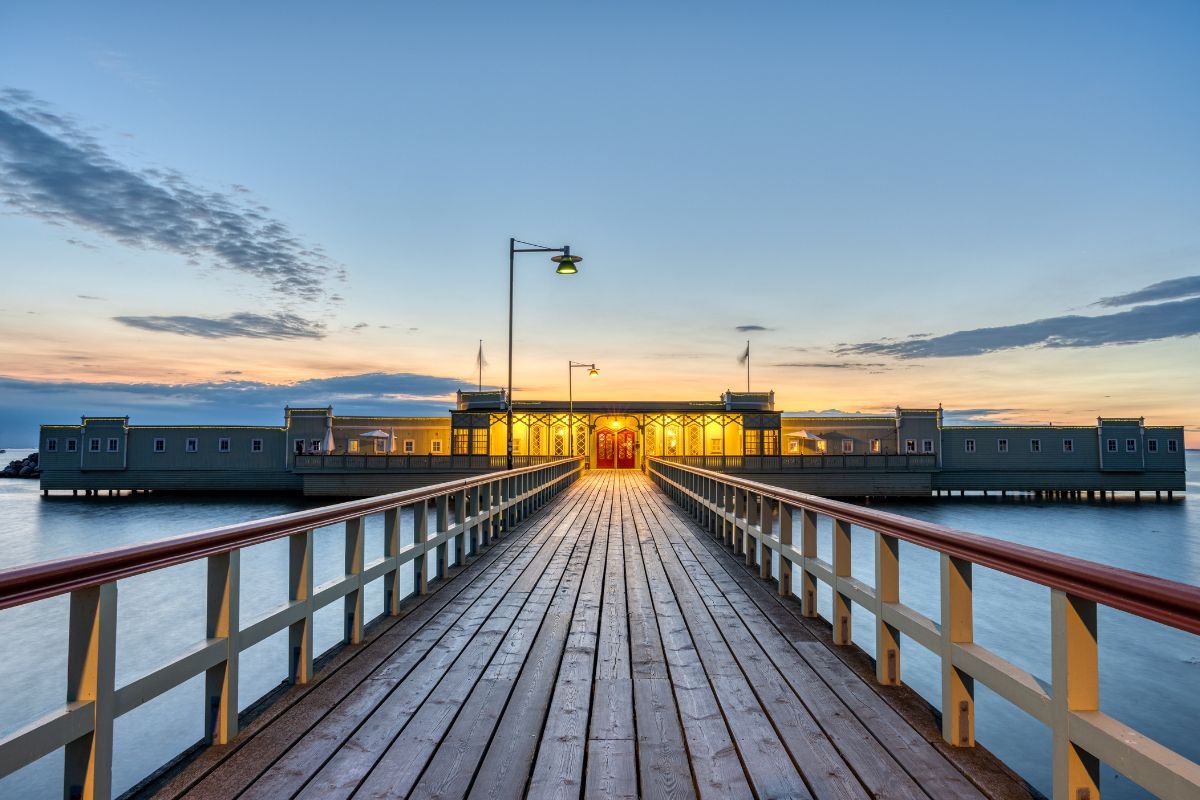 Der Steg zum Ribersborgs Kallbadhus in Malmö bei Sonnenuntergang