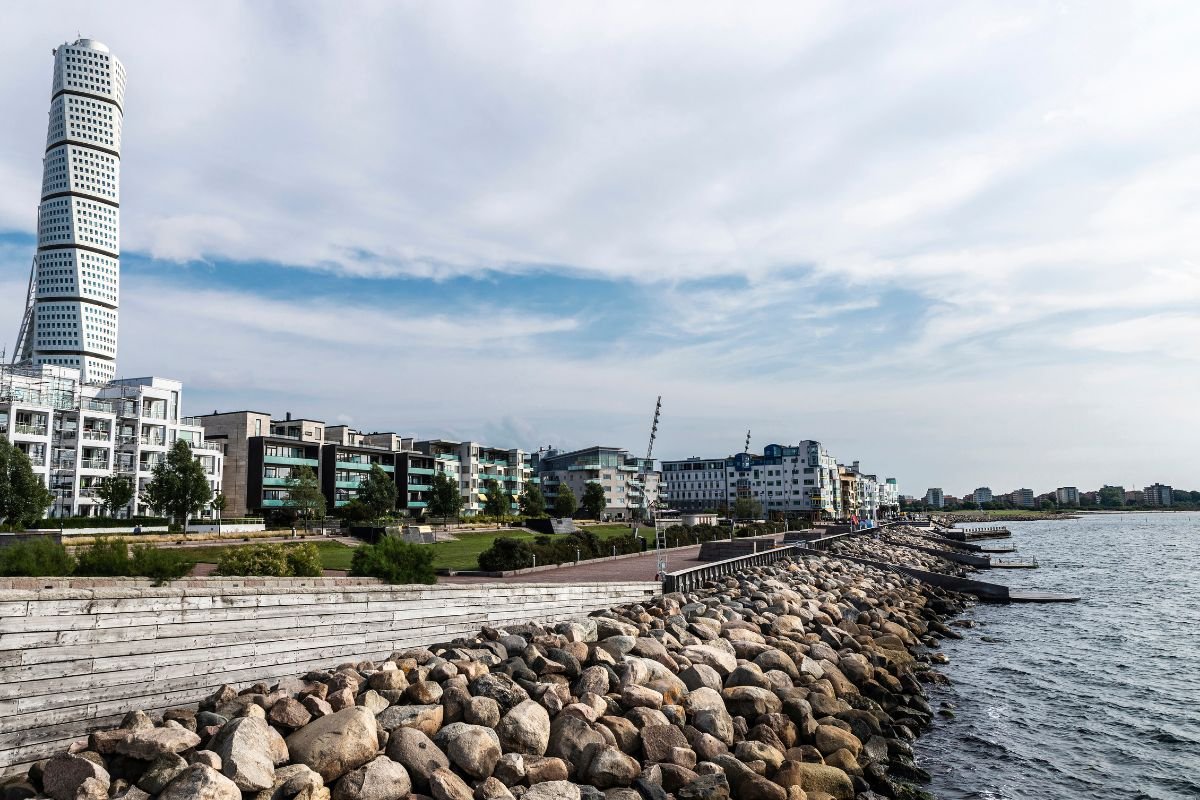Der Turning Torso in Malmö, vom Ufer aus gesehen