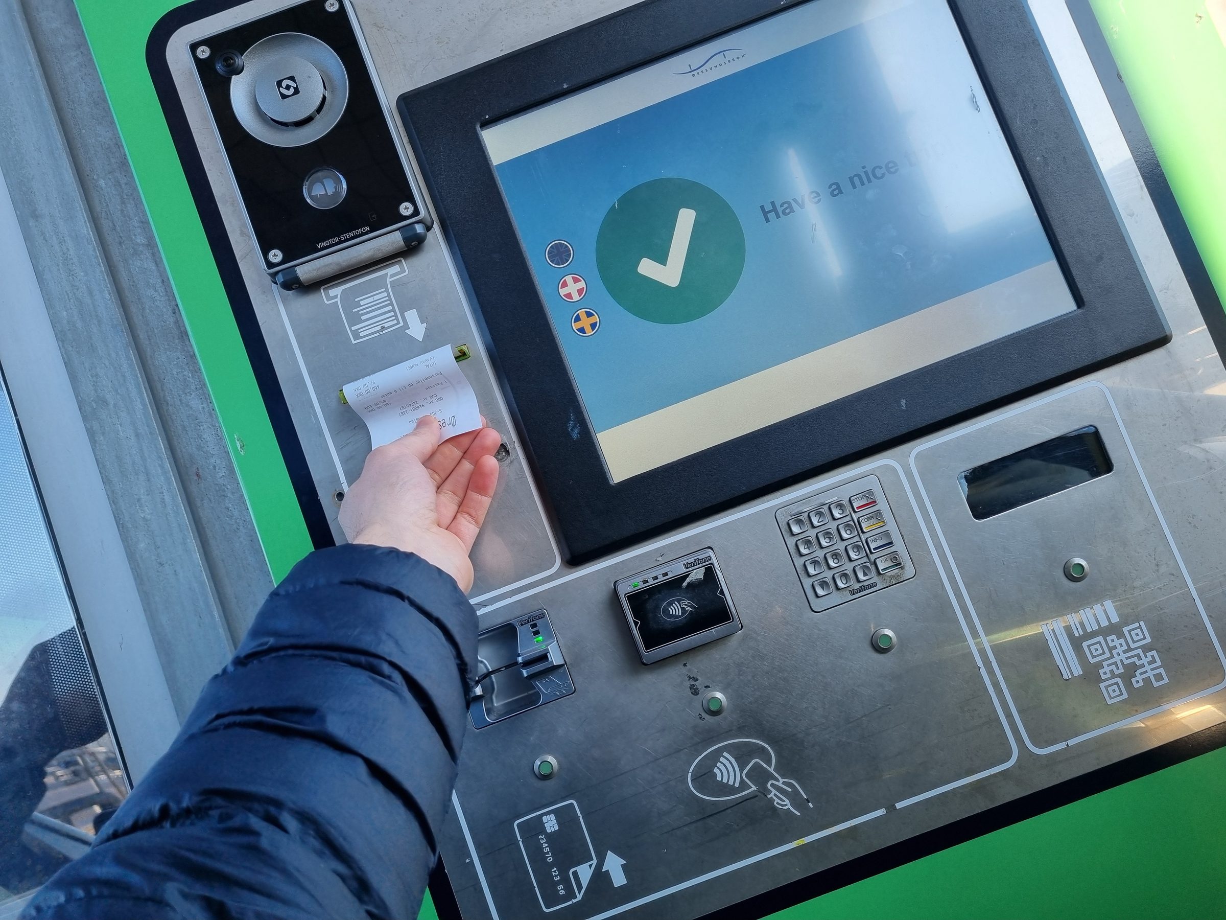 Maut bezahlt an der Mautstation der Öresundbrücke in Lernacken, der Beleg kommt aus dem Automaten