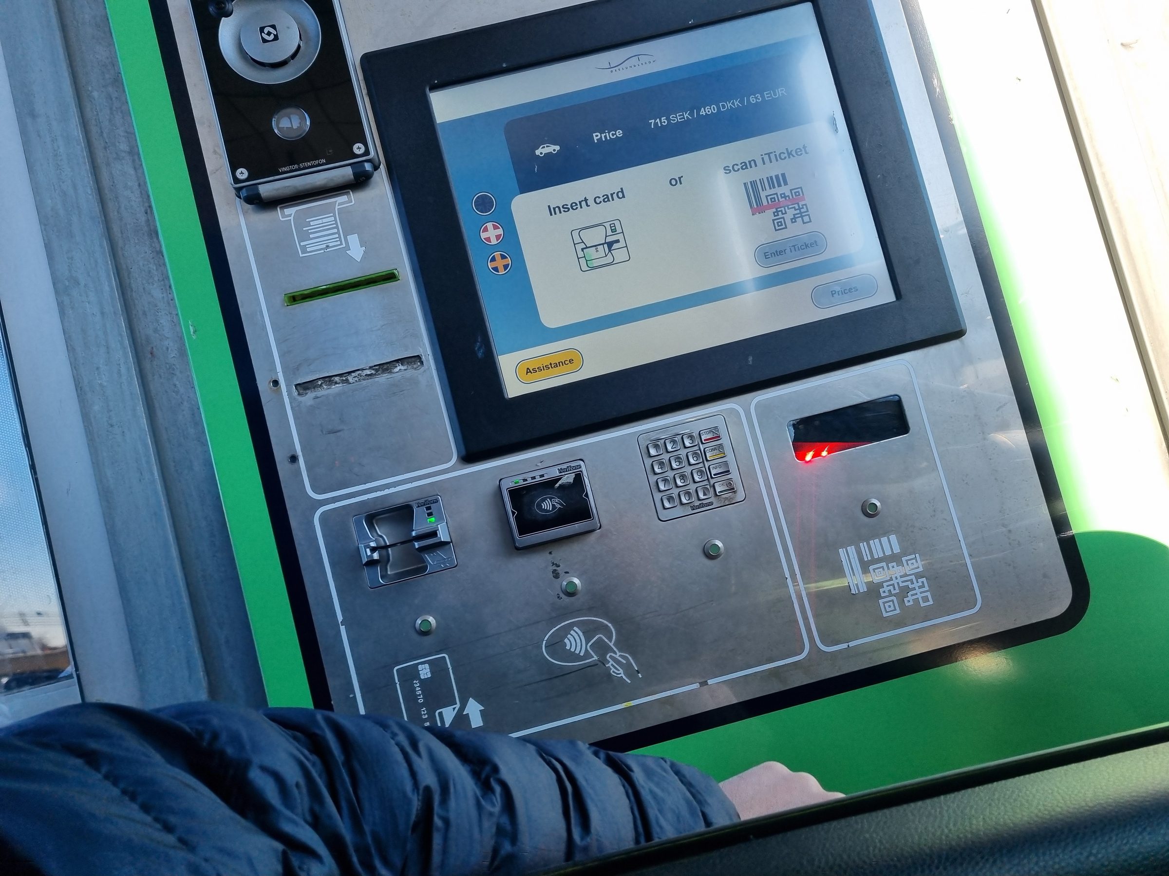 Bezahlautomat an der Mautstation der Öresundbrücke in Lernacken mit dem Mautpreis auf dem Display