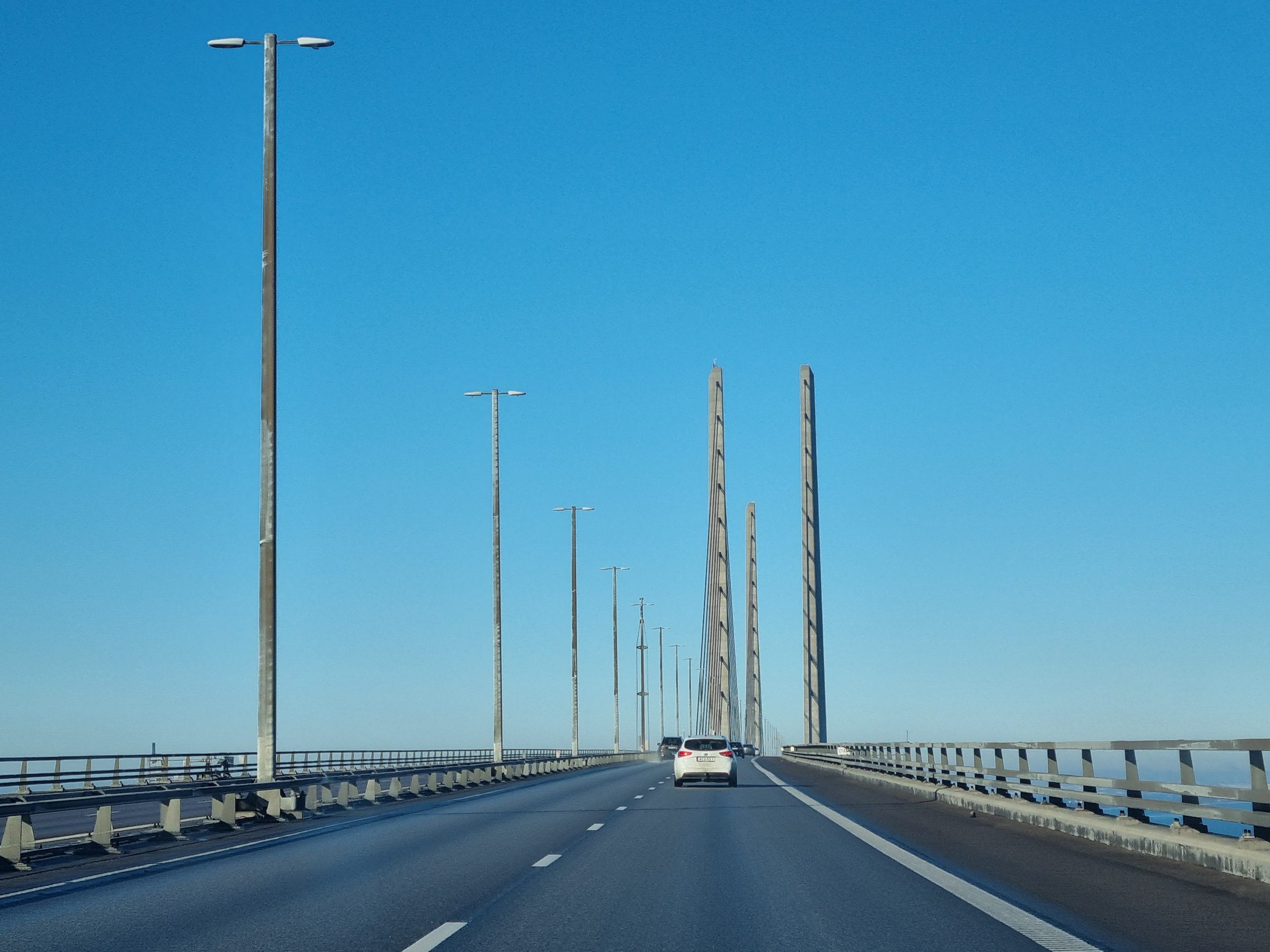 Geradeaus über die Öresundbrücke auf die Pylone über dem Öresund zu