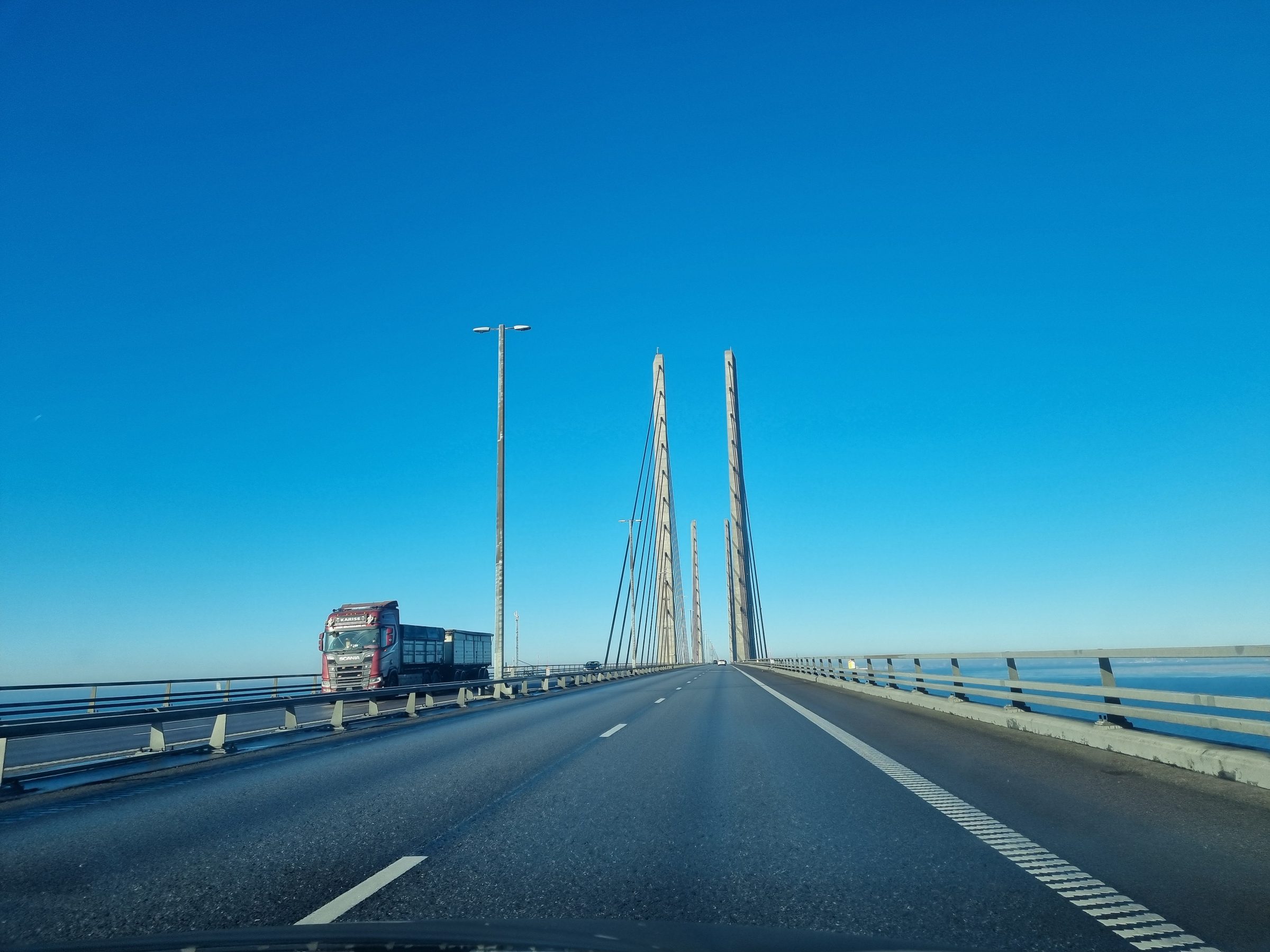 Lkw-Verkehr auf der Öresundbrücke, geradeaus der Schrägseilbrückenteil mit den Pylonen