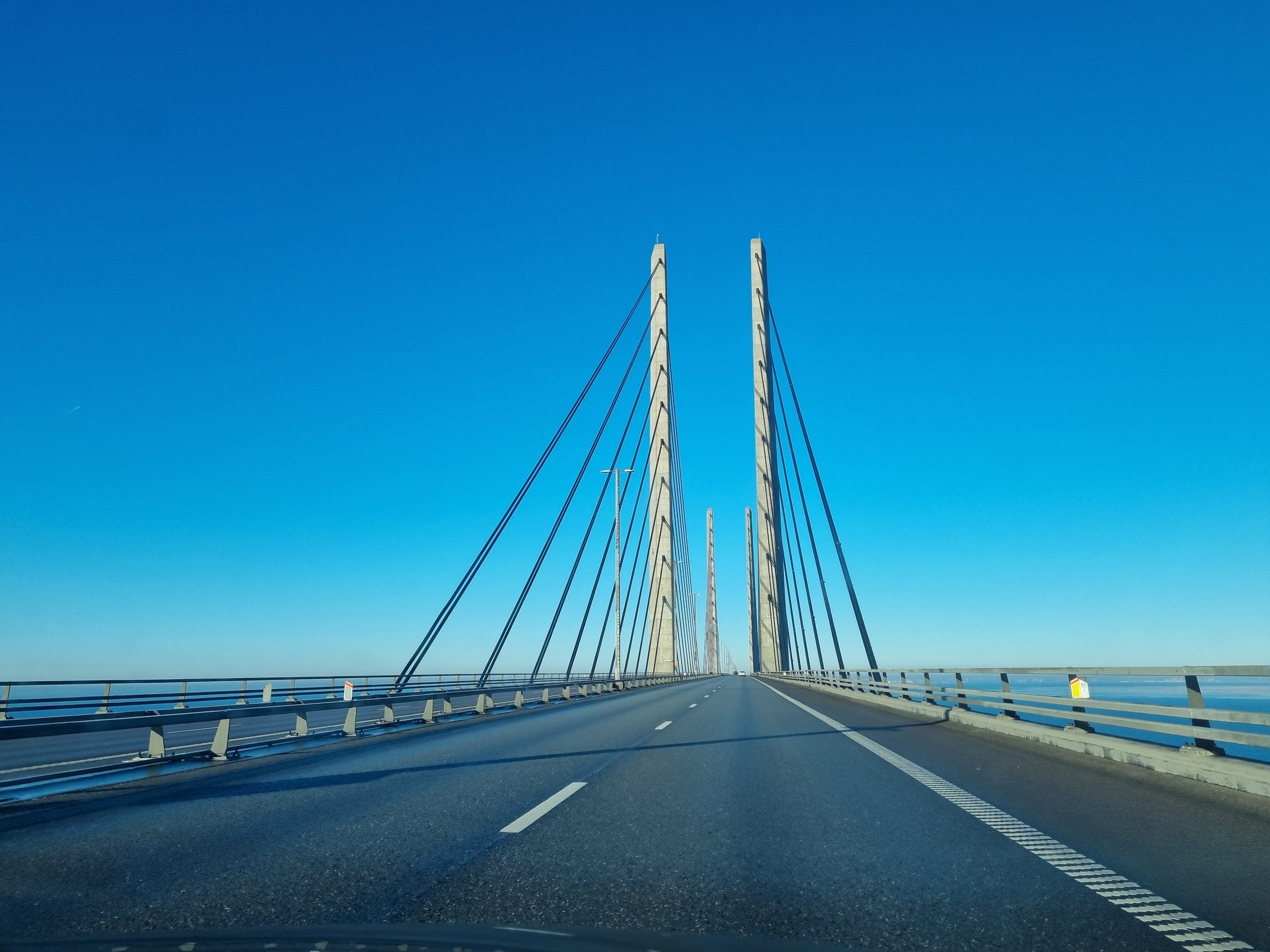 Unter den Schrägseilen der Öresundbrücke hindurch, kurz vor den Pylonen