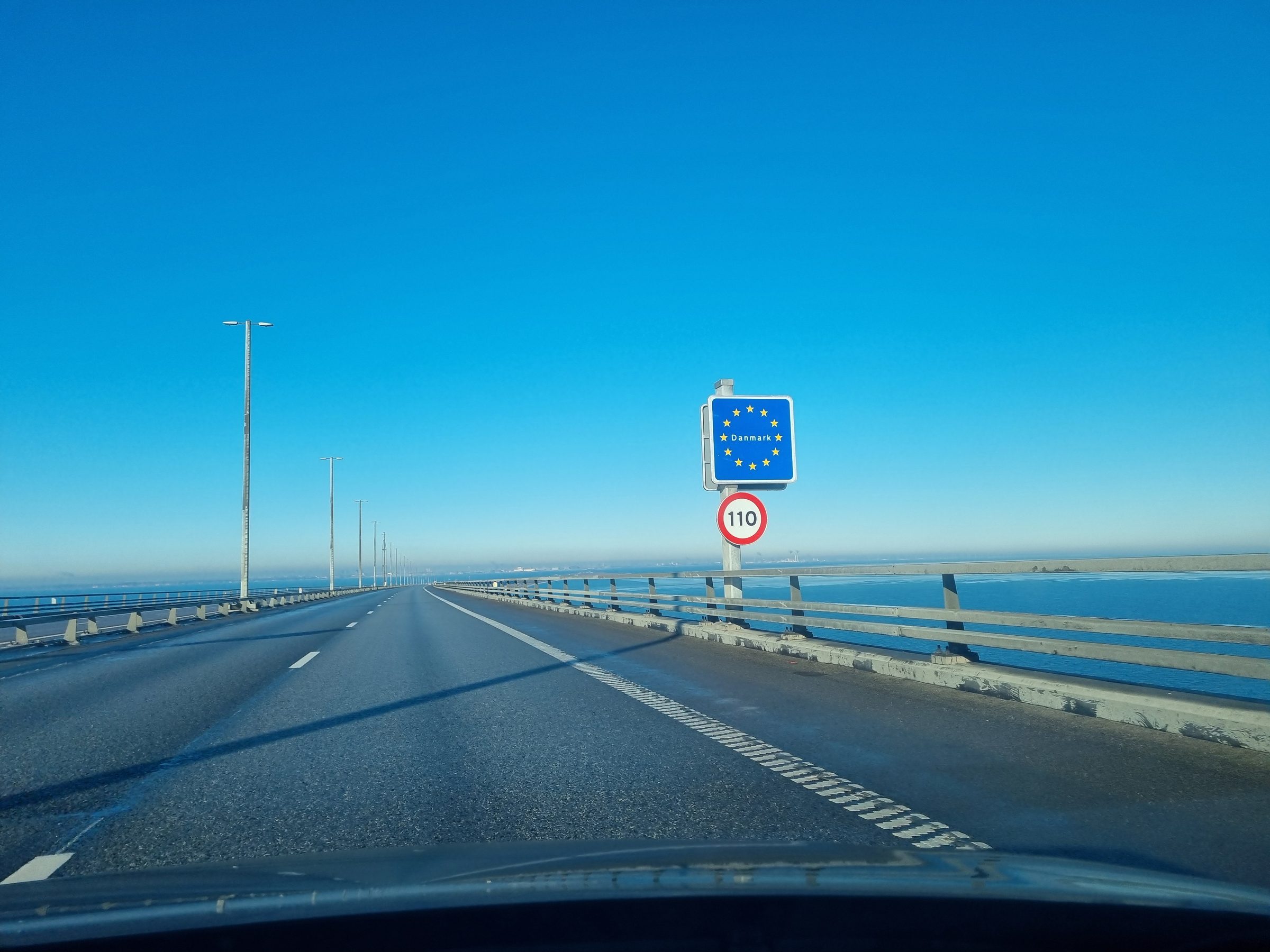 Das Schild Danmark auf der Öresundbrücke markiert die Grenze zwischen Schweden und Dänemark