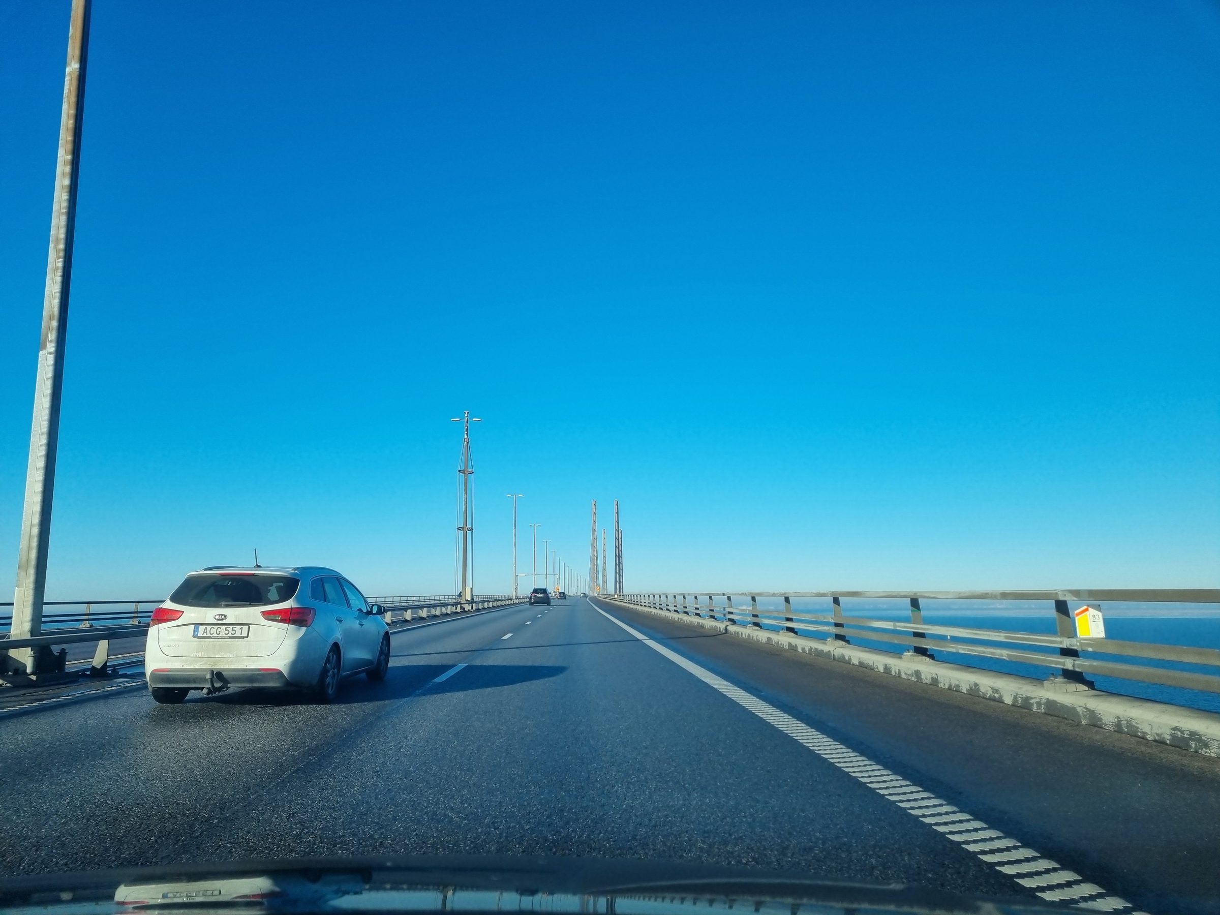 Mit dem Auto über die Öresundbrücke hinter einem schwedischen Pkw, die Pylone in der Ferne