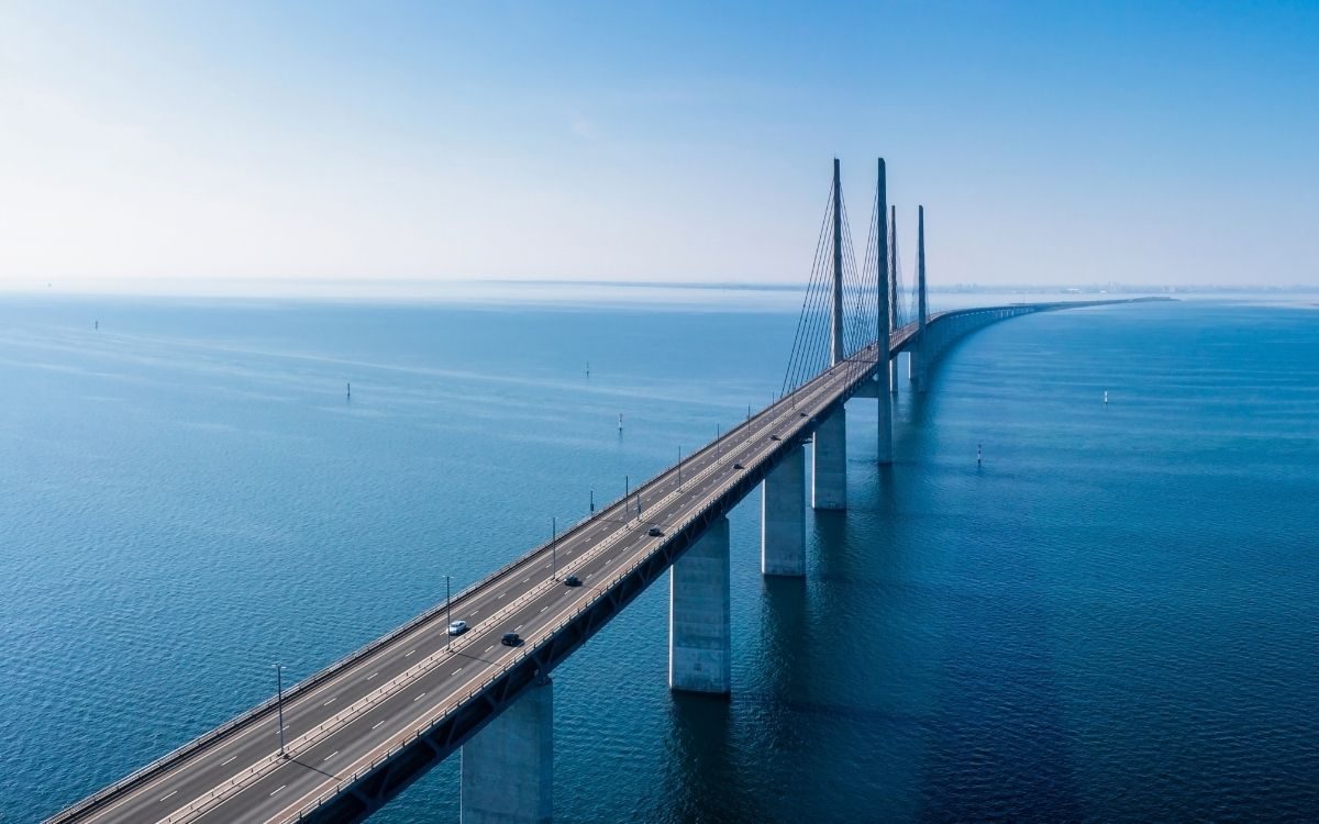 Luftaufnahme der Öresundbrücke mit Pylonen und Verkehr über dem Öresund