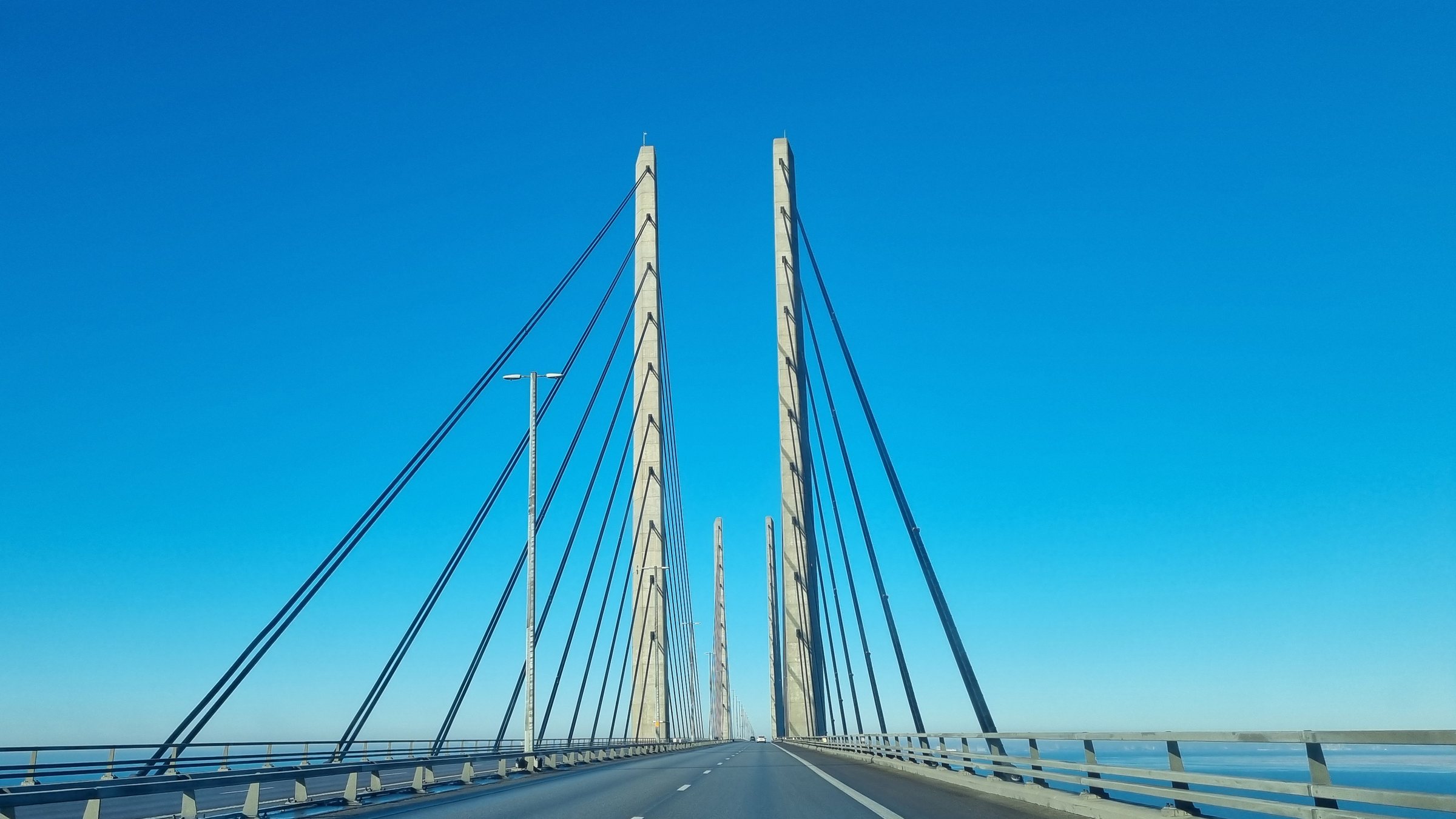 Mit dem Auto über die Öresundbrücke Richtung Pylone, die Maut zahlen Sie in Lernacken