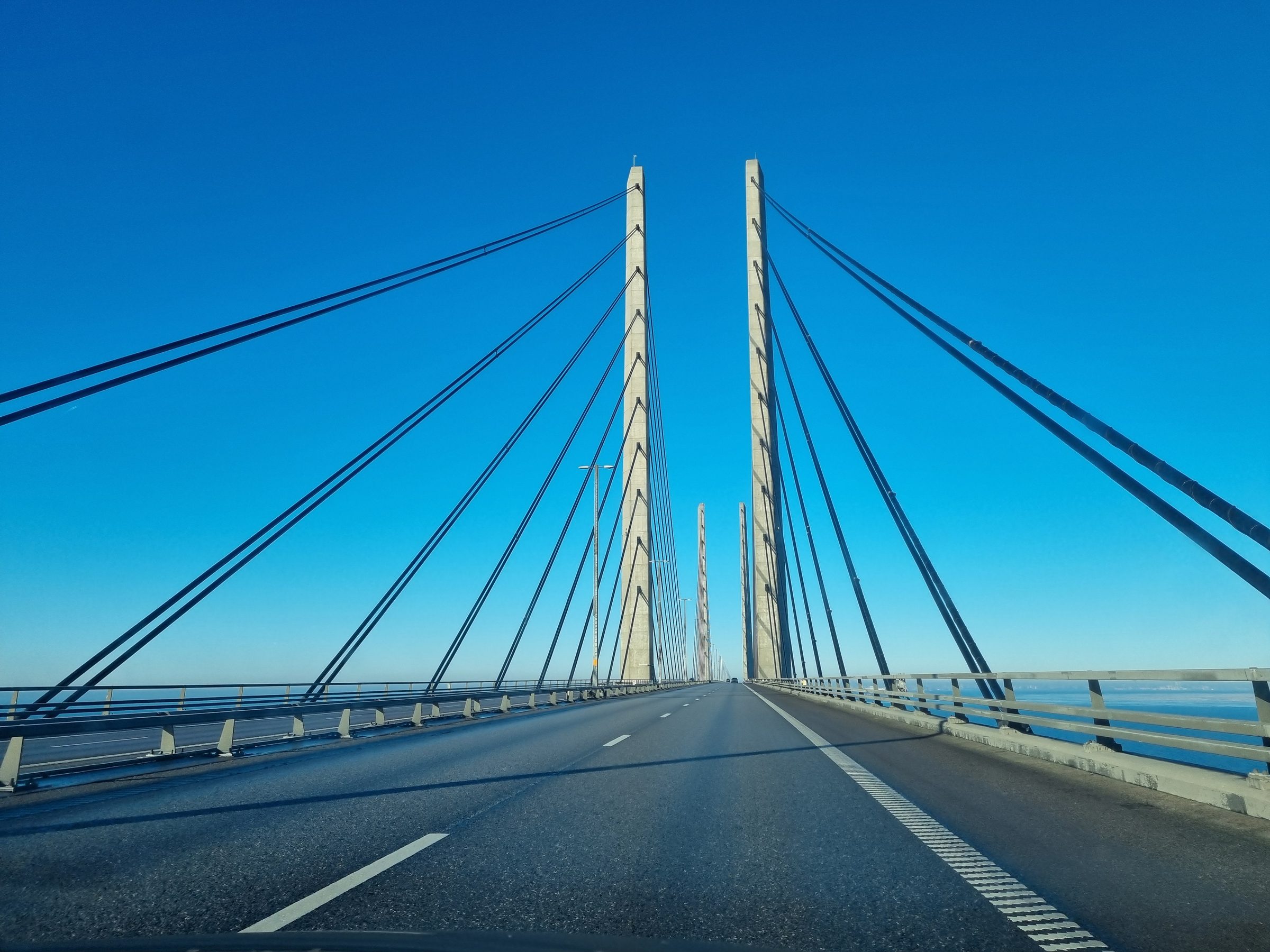 Mitten zwischen den Pylonen der Öresundbrücke hindurch, die Schrägseile zu beiden Seiten