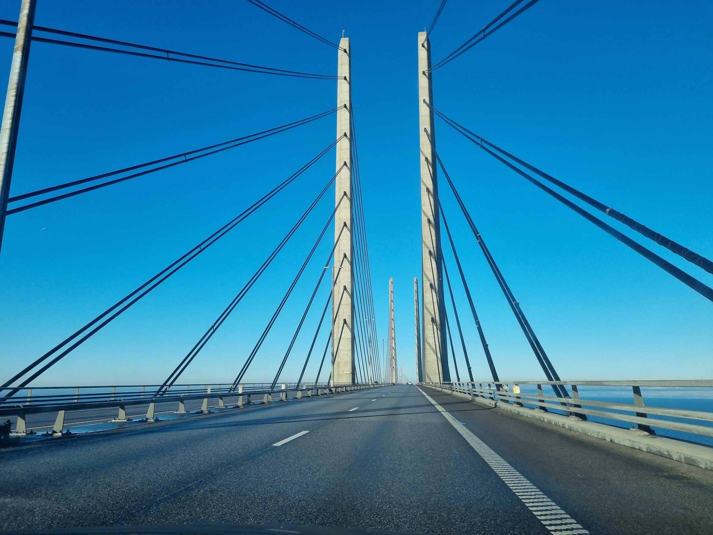 Nahaufnahme der Pylone der Öresundbrücke mit den Schrägseilen über der Fahrbahn