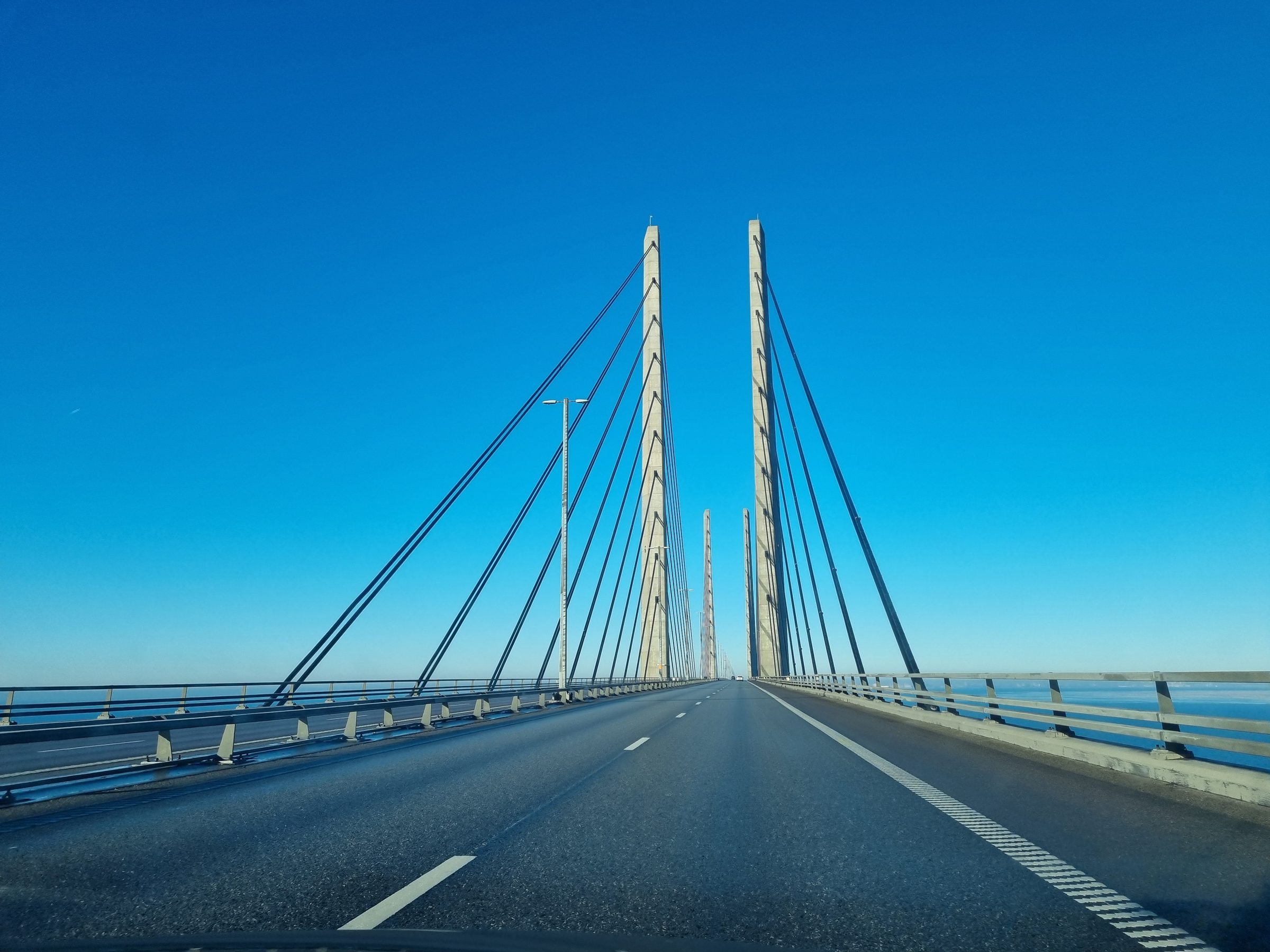 Die beiden Pylone der Öresundbrücke mit den Schrägseilen über dem Öresund