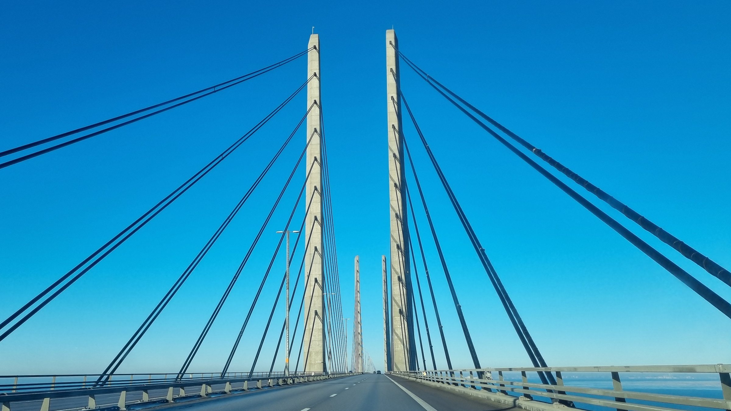 Die Öresundbrücke zwischen Dänemark und Schweden mit den beiden Pylonen über der Fahrbahn