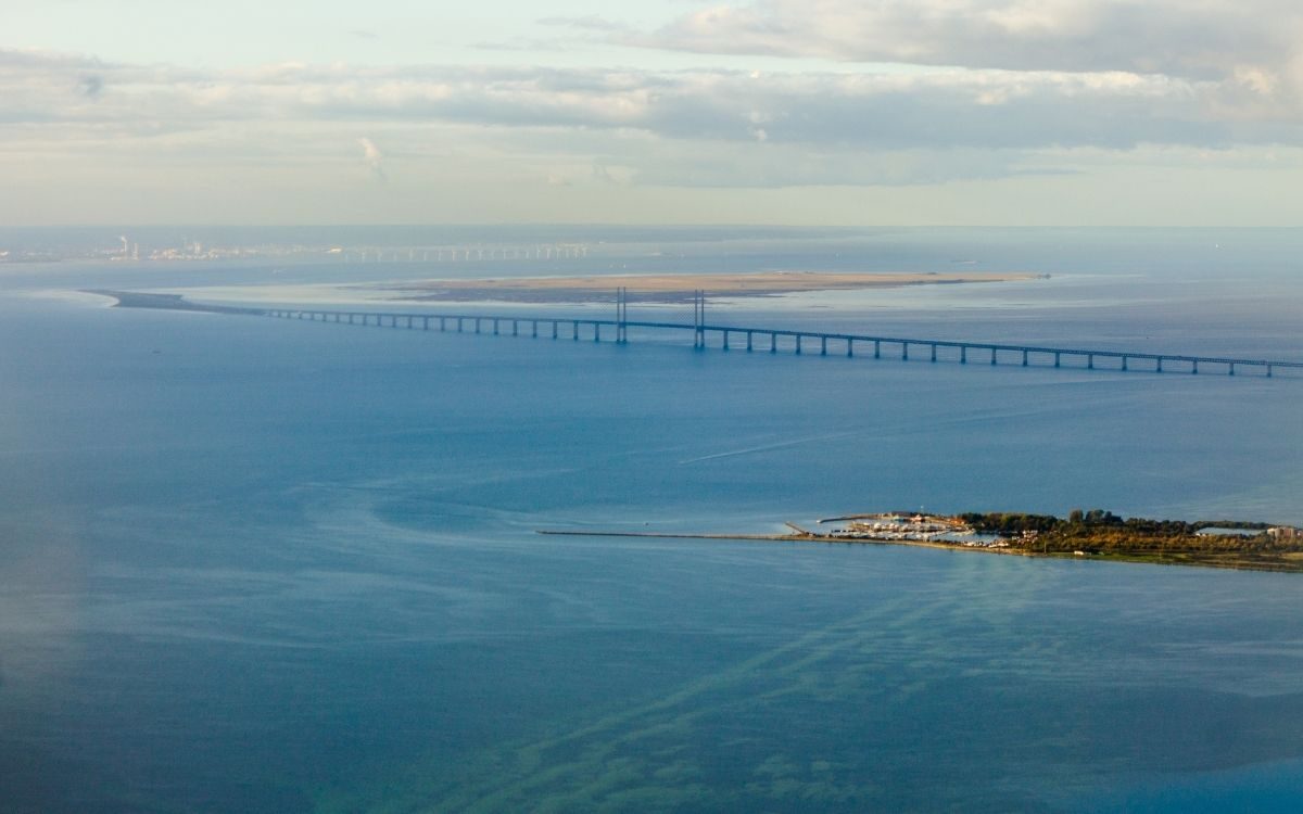 Luftaufnahme der Öresundbrücke, die auf der künstlichen Insel Peberholm endet