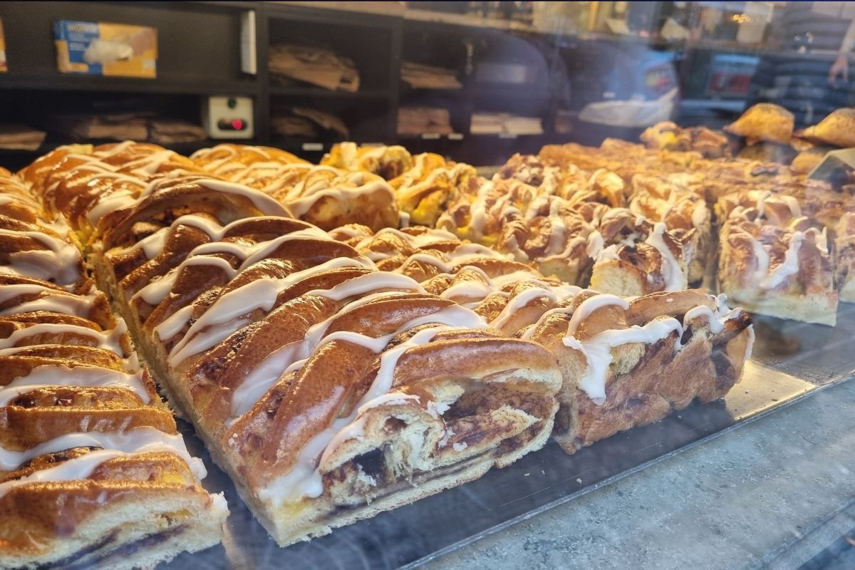 Zimtgebäck in der Auslage einer Bäckerei