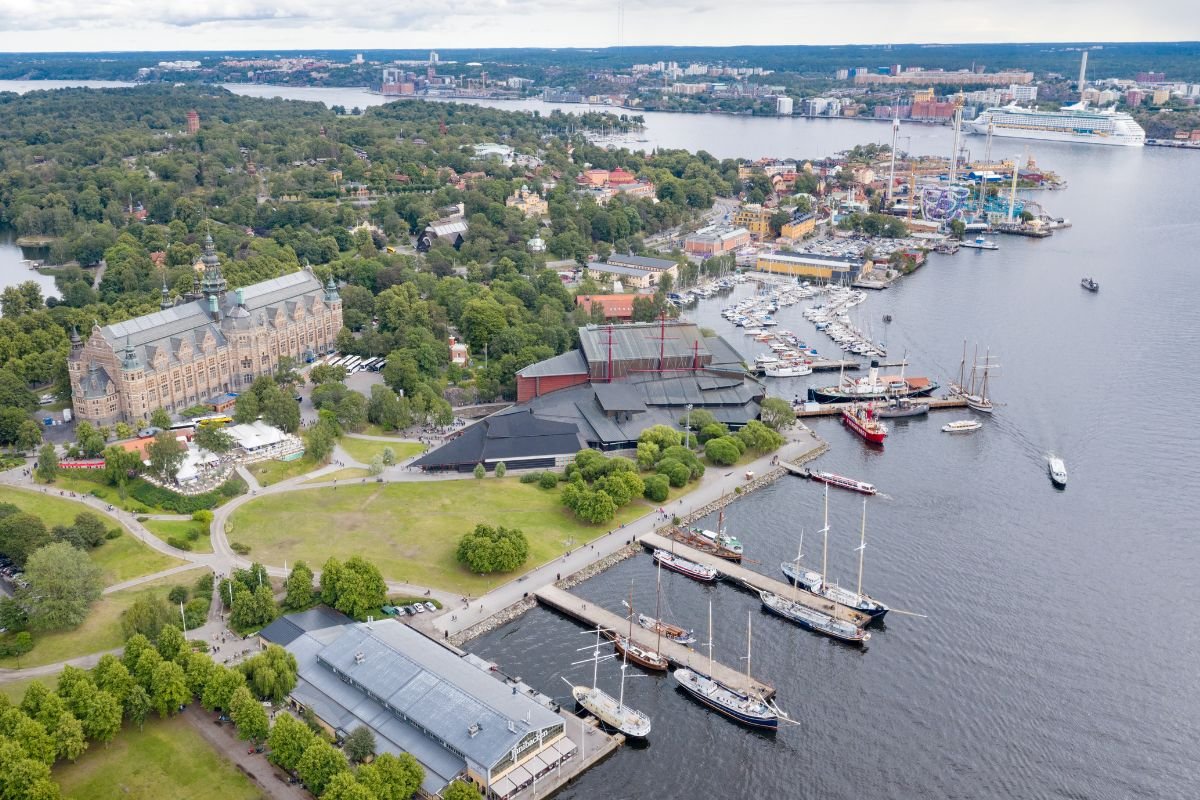 Luftaufnahme von Djurgården in Stockholm mit dem Hafen