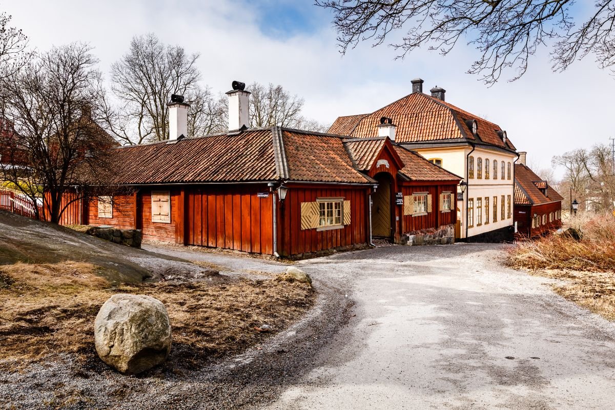 Alte Holzhäuser im Freilichtmuseum Skansen in Stockholm