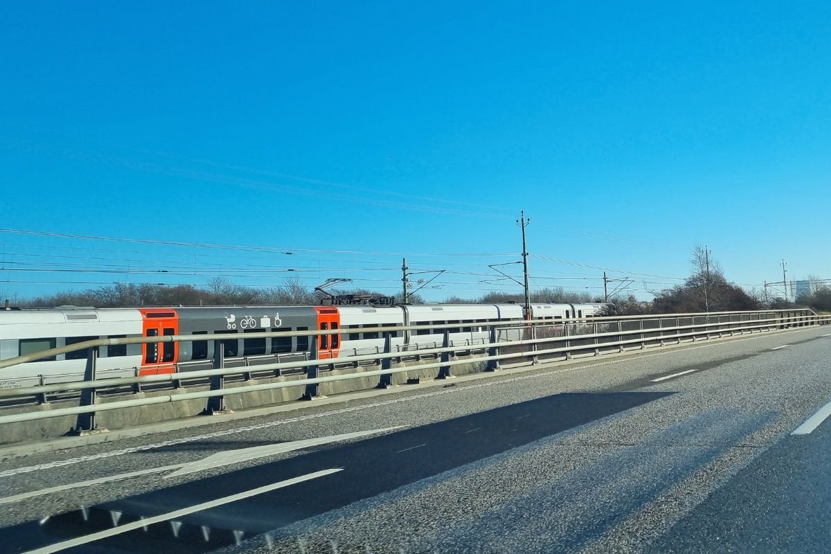 Der Öresundzug auf der Brücke zwischen Kopenhagen und Malmö